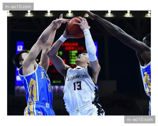 上海险胜福建最后两分钟 李添荣关键三分加封盖皮特森 上海险胜福建最后两分钟 李添荣关键三分加封盖皮特森